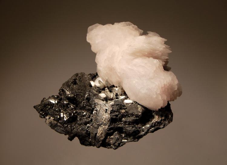 1841 Calcite on sphalerite.jpg