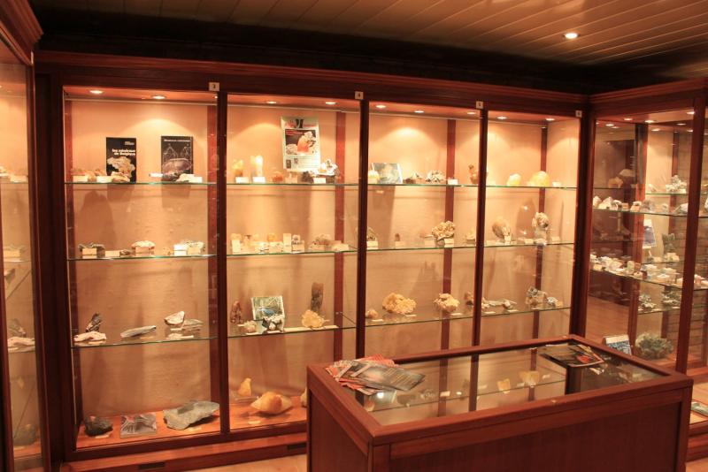 MKA50 Display Cases_2.jpg