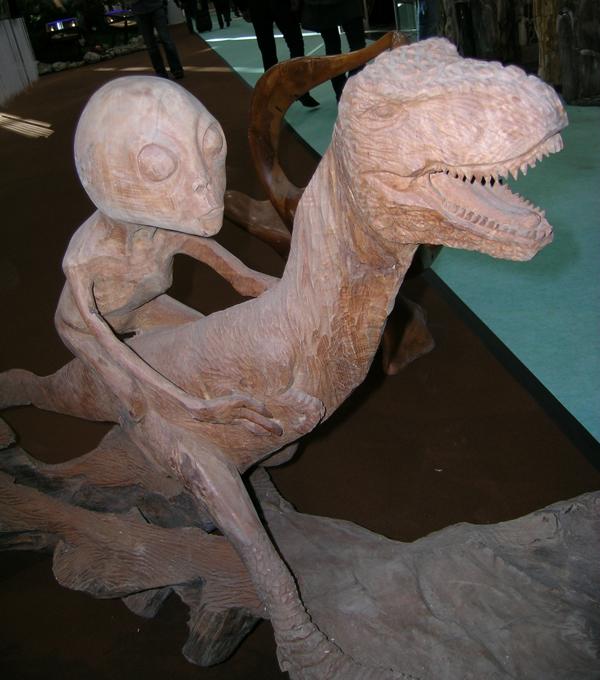 Munich 2010 - Alien and dinosaur.jpg