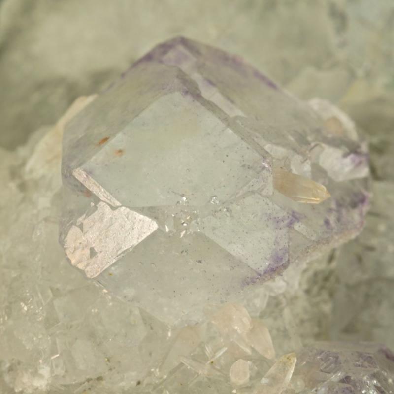 Naica fluorite twin side view.jpg