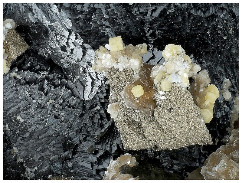 02 - FLUORAPATITE WITH SPHALERITE AND QUARTZ.jpg