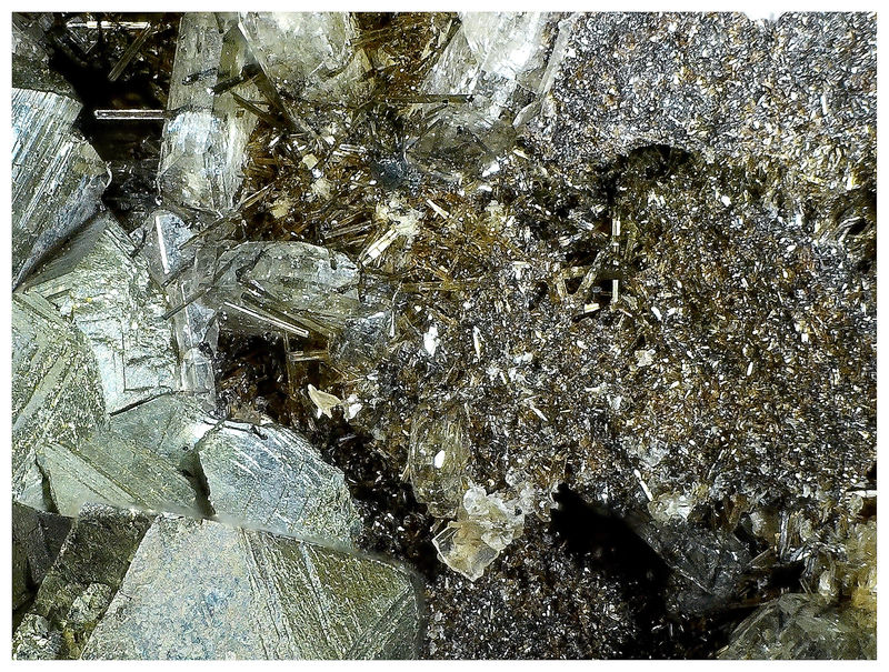 02 -FLUORAPATITE ON SCHORL-DRAVITE.jpg