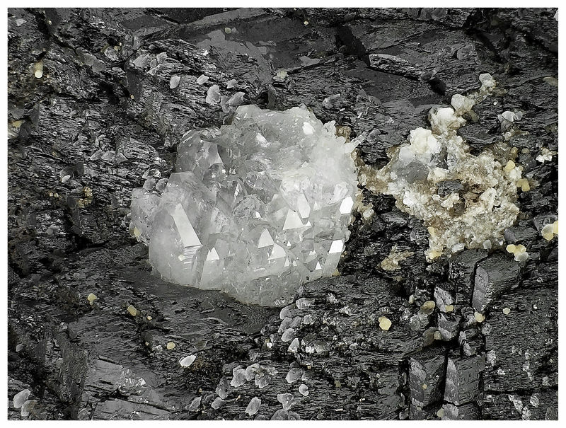 05 - FERBERITE CLUSTER WITH QUARTZ AND MUSCOVITE.jpg