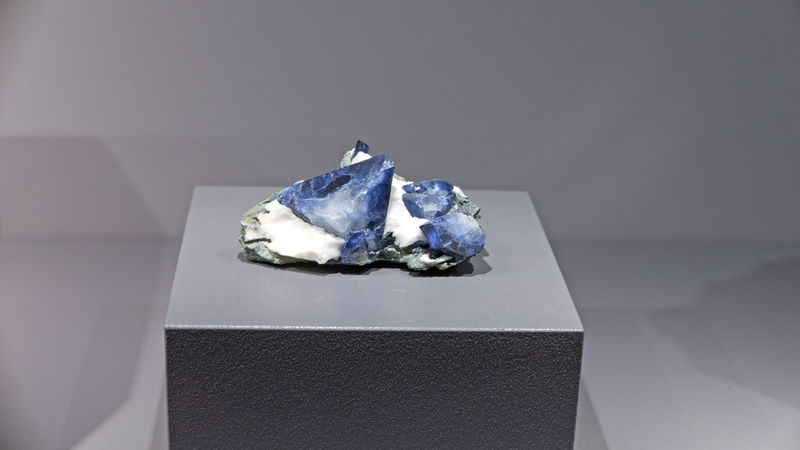 Benitoite01.jpg