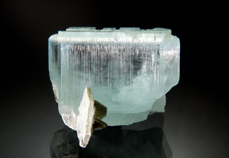 Beryl var. aquamarine - Chumar Bakhoor.jpg