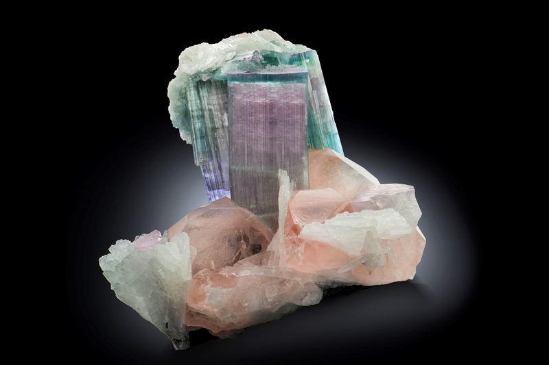 Beryl (variety morganite)-MIM_Museum(2273).jpg