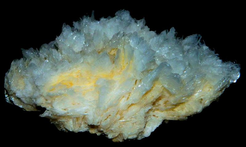 Blue, yellow baryte- Baiut, Romania.jpg