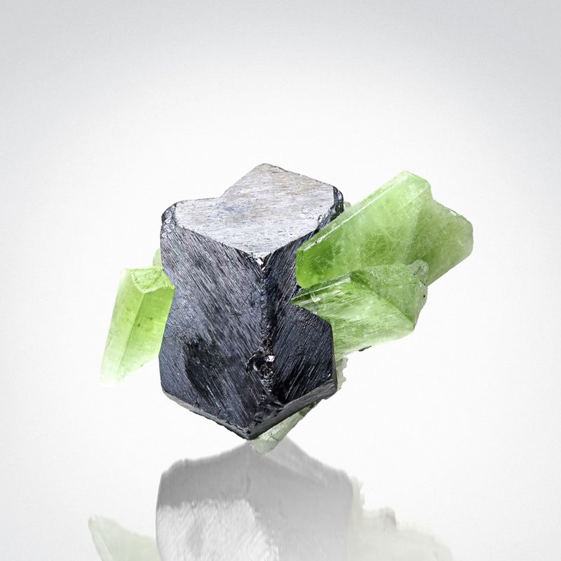 peridot_magnetite_pakistan.jpg