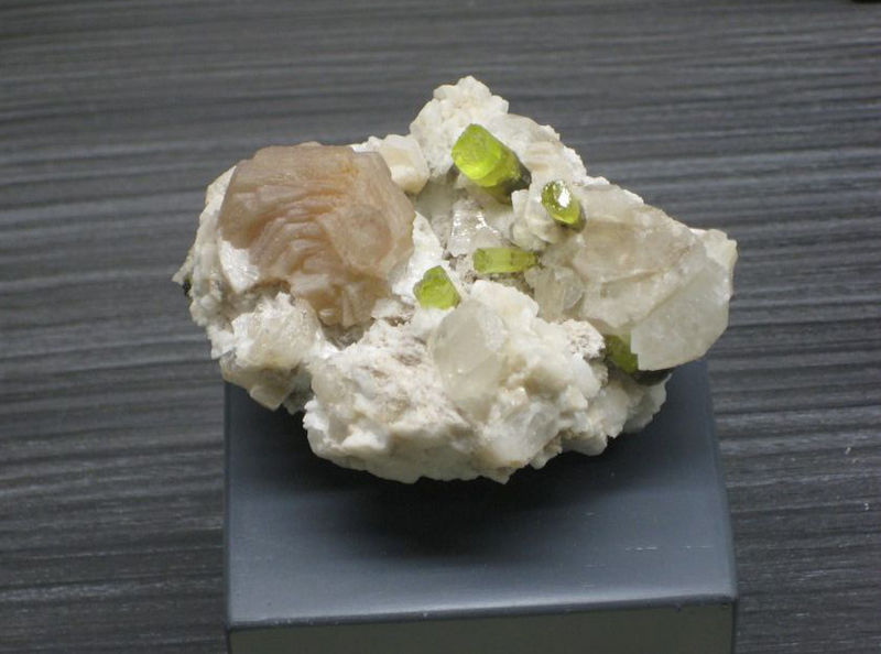 t_img_2541_981 Muscovite and elbaite.jpg