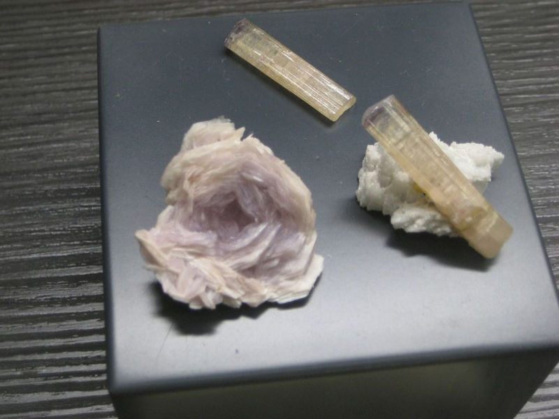 t_img_2578_205 Muscovite and elbaite.jpg