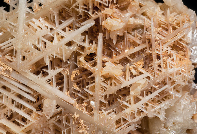 Twinned Cerussite - Luis Mine_Castilla-La Mancha_Spain.jpg