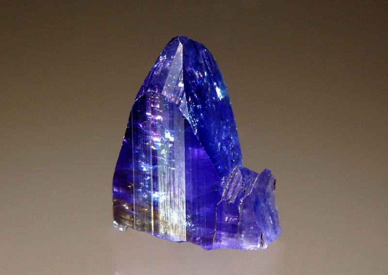 Zoisite_var_tanzanite-Merelani_Tanzania.jpg