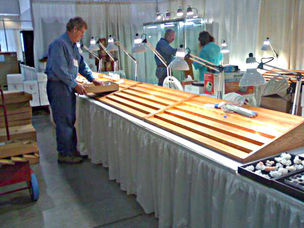 Tucson 2009 - Gene Schlepp at his booth.jpg