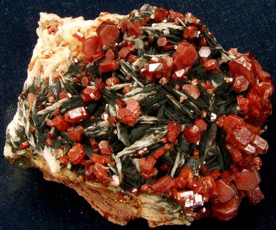 Vanadinite on baryte.jpg