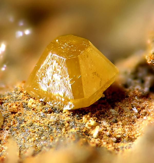 Wulfenite-Benahadux,Almeria.jpg