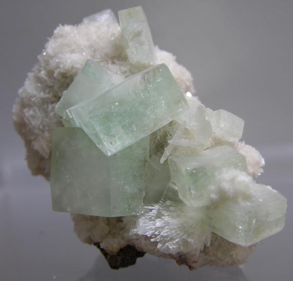 05222010ApopholiteHeulanditeMordenite.jpg