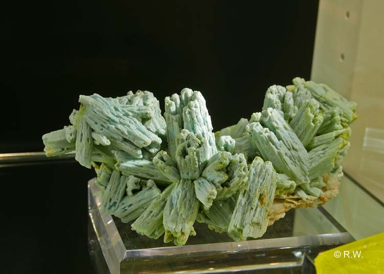054-Plumbogummite_20258_R.jpg