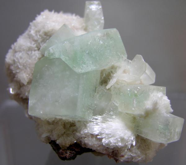 06012010GreenApopholiteOnHeulanditeWMordenite.jpg