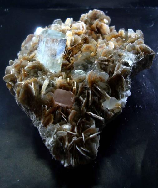 2010021&#28023;&#34013;&#21644;&#38127;&#32511;&#26609;&#30707;b.jpg