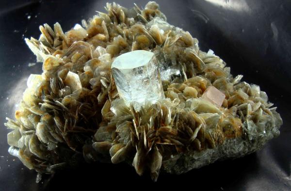 2010021&#28023;&#34013;&#21644;&#38127;&#32511;&#26609;&#30707;c.jpg