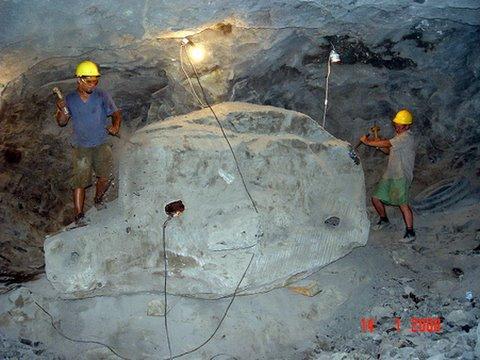 Amethyst - Artigas - Uruguay - Sculptors and the geode.jpg