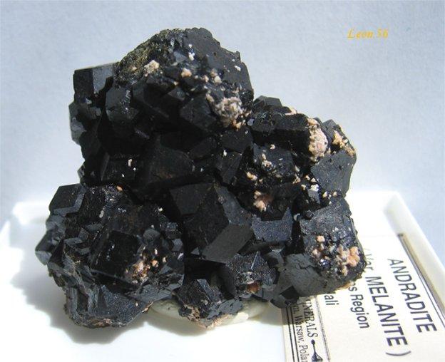 Andradit - variety Melanite.jpg