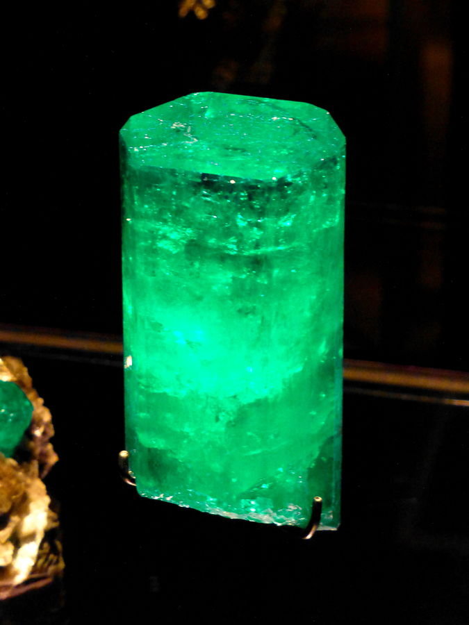 Beryl (variety emerald) - Colombia.jpg