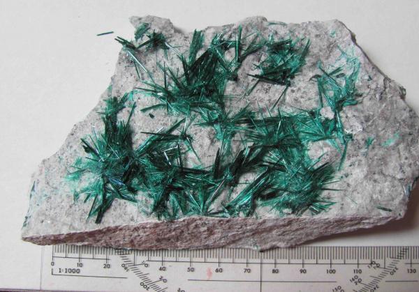 brochantite scale.jpg