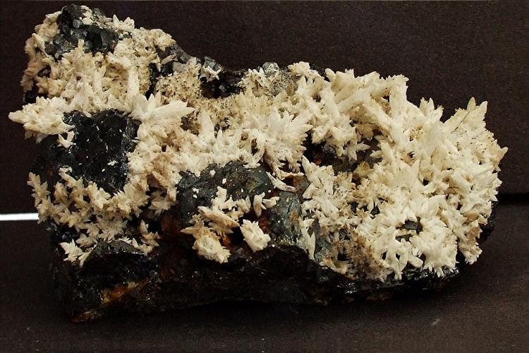 calcite on sphalerite.jpg