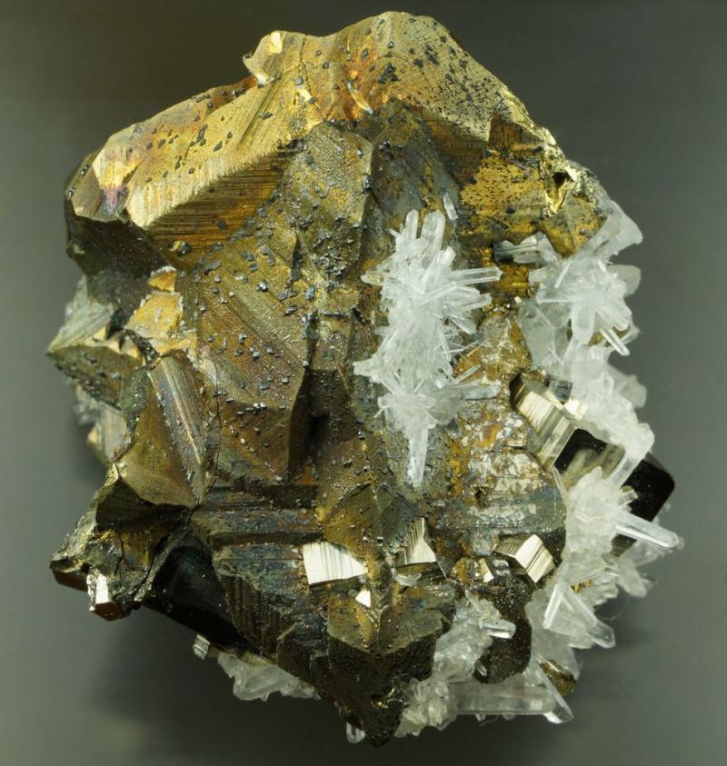 Chalcopyrite twin Peru 3.jpg