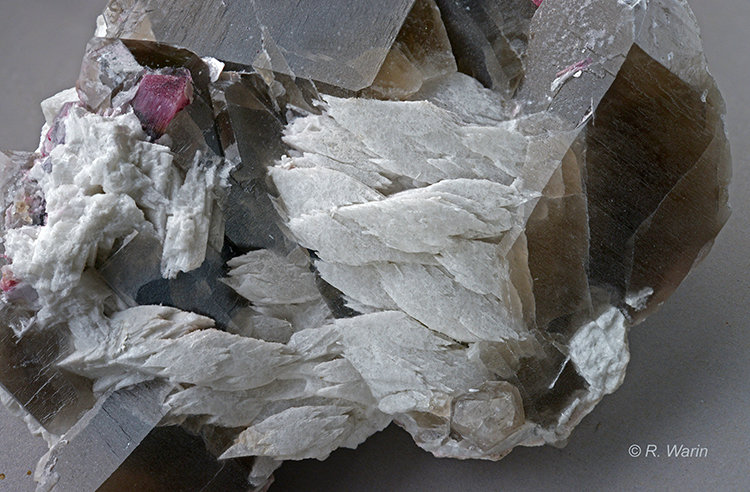 Cleavelandite-elbaite-Malkhan-calcite-c_R.jpg