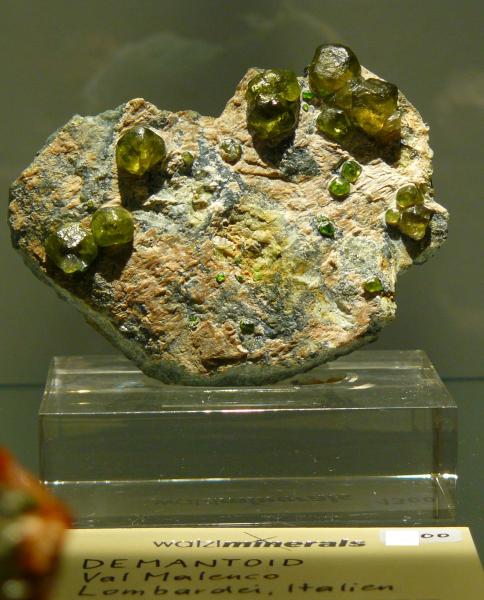 Demantoïd - muy classico Val Malenco - Mineralparagon SMAM09.jpg