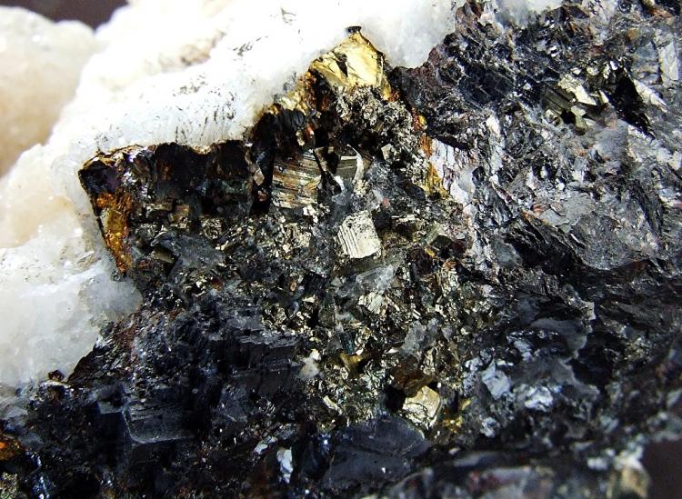 Dolomite etc on mixed sulphides (4).jpg