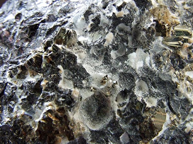 Dolomite etc on mixed sulphides (5).jpg