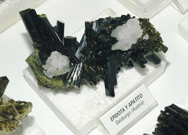 Epidote Folch Knappenwand Austria.jpg