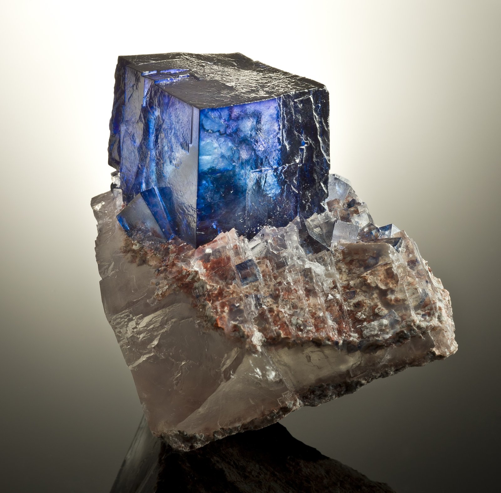 Минерал каменная соль. Минерал галит Кристаллы. Галит синий минерал. Гиалит минерал. Соль минерал галит.