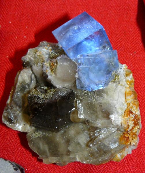 Fluorite with smoky quartz - Bikov - Mineralparagon SMAM09.jpg