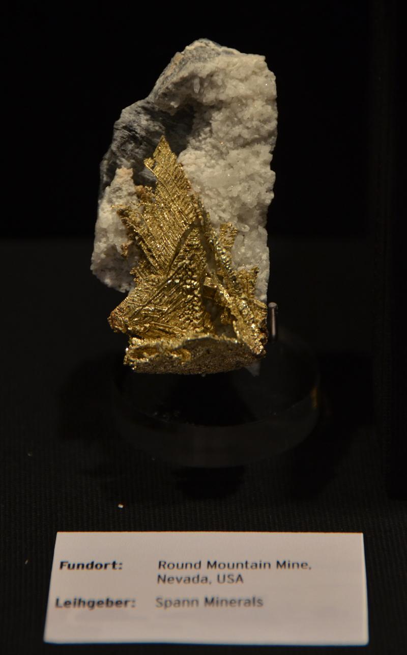 Munich Show 2013 - Gold exhibit - 13.jpg