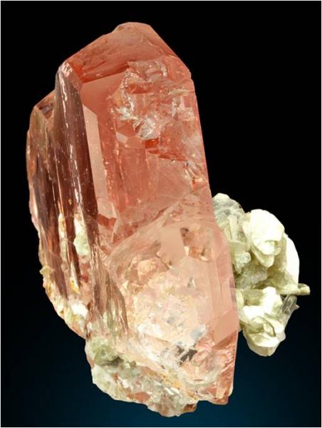 Pakistan Pink spinel twin II.jpg