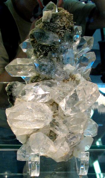 Prestige_quartz_chabasite_laumontite_tremolite_Aiguilles_Grises.jpg