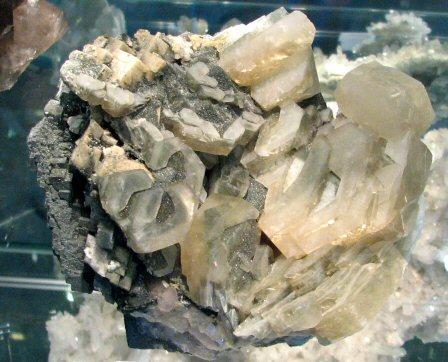 Prestige_rhombohedres_prismes_calcite_aiguille_Tacul.jpg