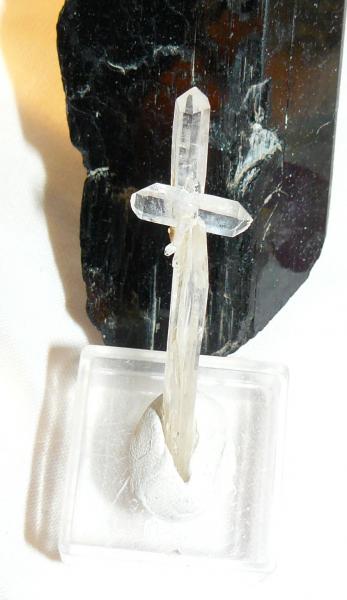 Quartz in cross - Pakistan - Mineralparagon SMAM09.jpg