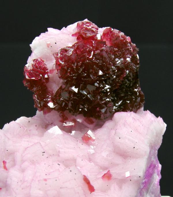 Roselite-beta from Bou-azzer closeup.jpg