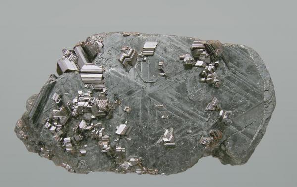 Rutile epitaxial in Hematite pseudomorph after Ilmenite.jpg