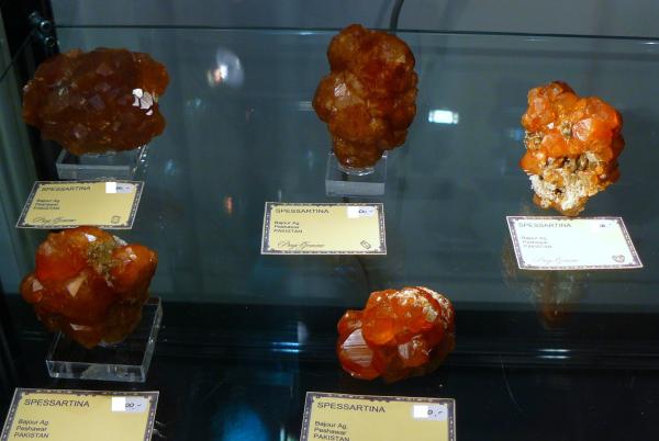 Spessartine - Pakistan - Mineralparagon SMAM09.jpg