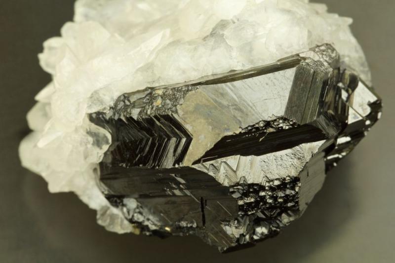 Sphalerite spinel twin Naica.jpg