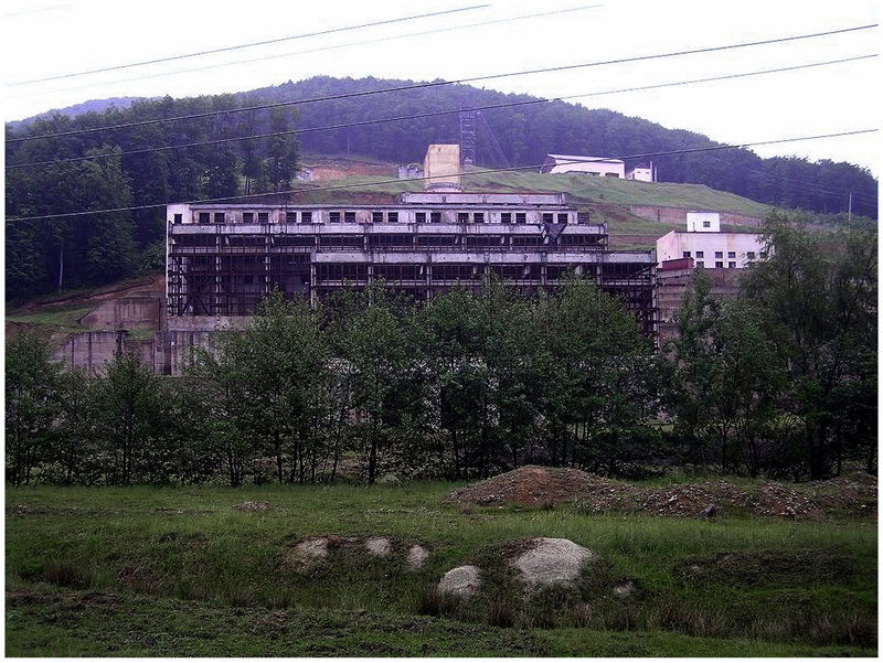 05 - DERELICT FLOTATION PLANT WITH P1 SHAFT HEADFRAME IN BACKGROUND.jpg