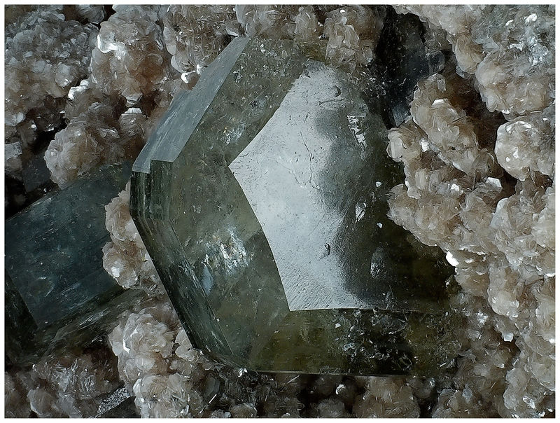 05 - FLUORAPATITE WITH MUSCOVITE.jpg