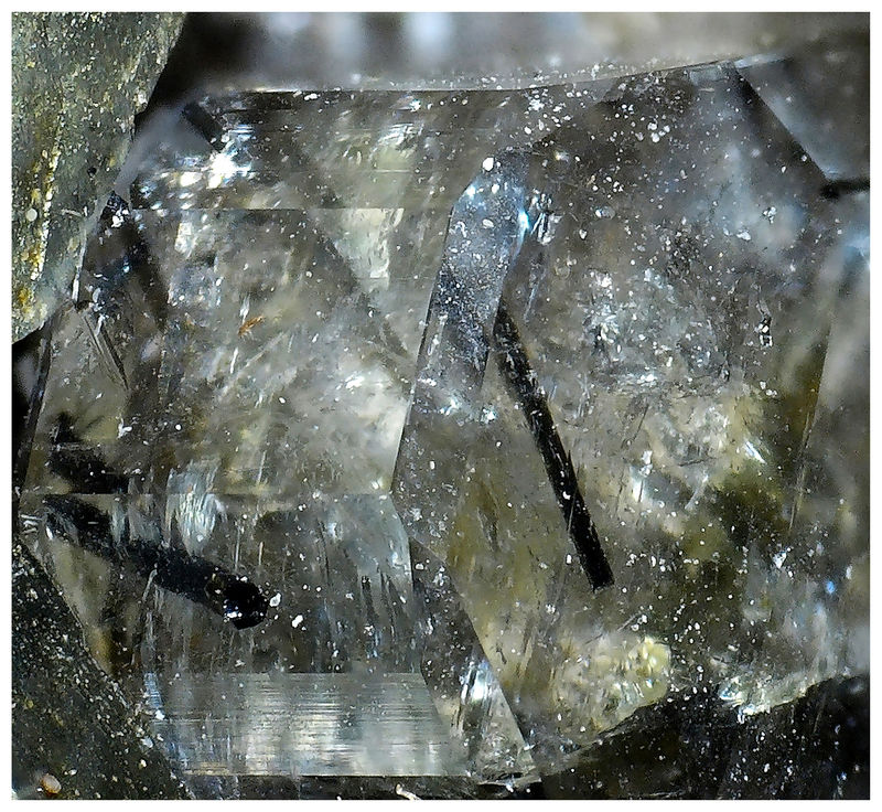 06 - FLUORAPATITE ON SCHORL-DRAVITE.jpg