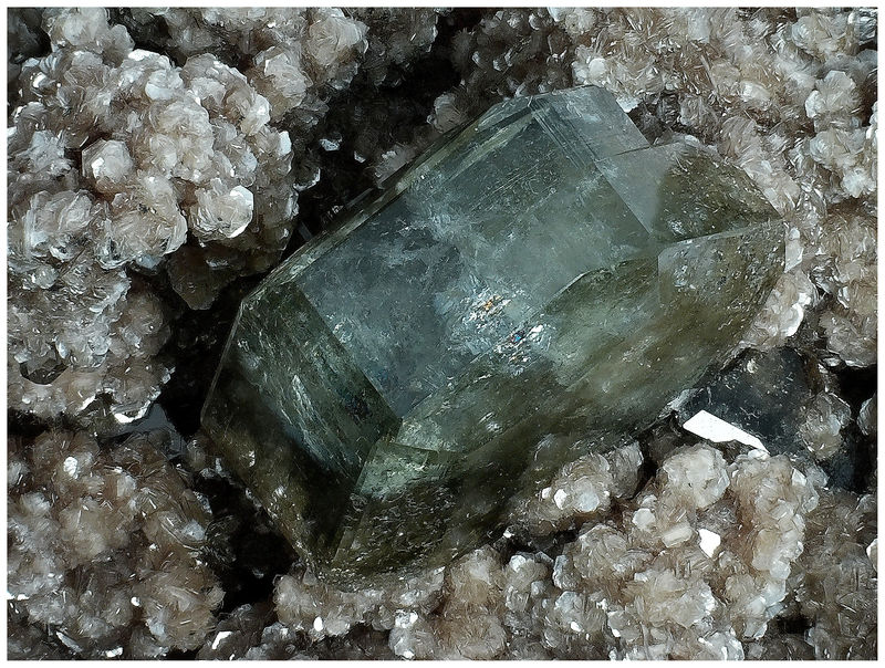 06 - FLUORAPATITE WITH MUSCOVITE.jpg